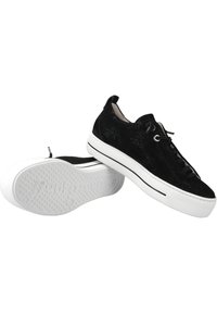 Le sneakers in suede nere presentano una superficie testurizzata, una suola in gomma bianca, punta rotonda e lacci neri con occhielli. La suola ha un motivo a punti.