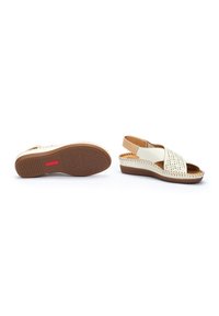 Weiße Ledersandalen mit Ausschnittdesign, braunem Akzent und brauner Keilsohle. Verfügt über geflochtene Details entlang der Kanten und eine strukturierte Sohle.
