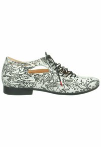 Scarpa bianca con motivo disegnato a mano nero, design con lacci, ritagli aperti sui lati, texture liscia, tacco basso nero e dettaglio accentato rosso.
