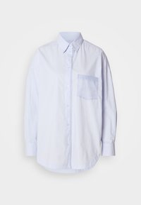 Chemise bleu clair à manches longues avec boutons, col et poche poitrine présentée sur fond blanc uni.