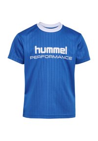 Blå atletisk t-shirt med vertikala ränder, vit krage och "hummel PERFORMANCE"-logotyp i djärva vita bokstäver på framsidan.