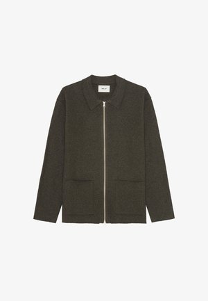 Dunkelgrüne Wolljacke mit Kragen, Frontreißverschluss und zwei großen Taschen. Texturierter Stoff mit minimalistischem Design.