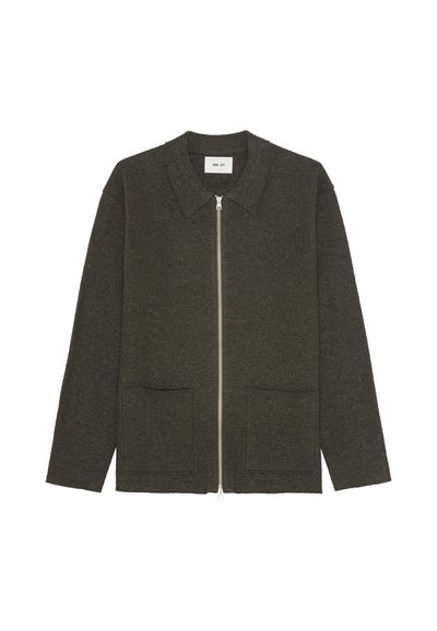 Dunkelgrüne Wolljacke mit Kragen, Frontreißverschluss und zwei großen Taschen. Texturierter Stoff mit minimalistischem Design.