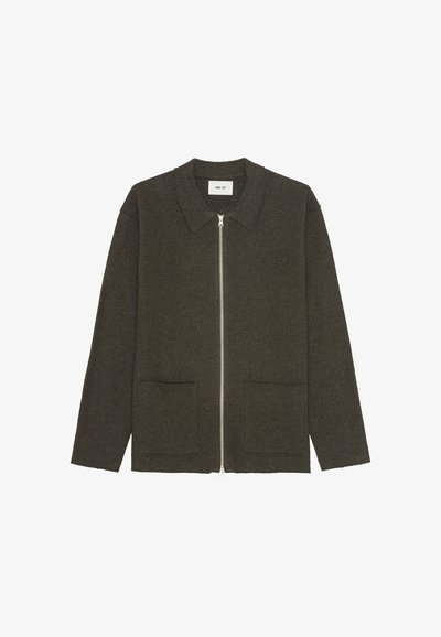 Dunkelgrüne Wolljacke mit Kragen, Frontreißverschluss und zwei großen Taschen. Texturierter Stoff mit minimalistischem Design.