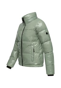Pružná bunda vo svetlozelené farbe s lesklým povrchom, vysokým golierom, čiernym zipsom a bočnými vreckami; navrhnutá s viditeľnými prešitými časťami.