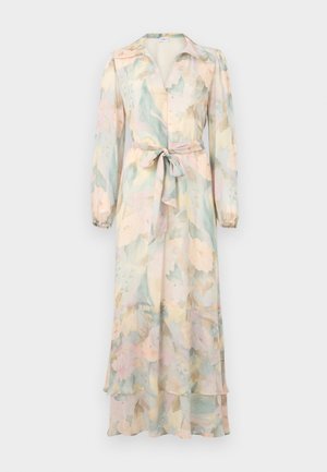 Vestido floral de manga larga en colores pastel claros. Presenta un cuello con solapa, cierre con botones, cinturón en la cintura y falda con capas. Fabricado con tela ligera.