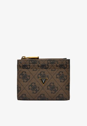 Portafoglio Guess marrone con motivo a fantasia, decori neri floreali, cerniera dorata e placca triangolare del logo Guess al centro davanti.