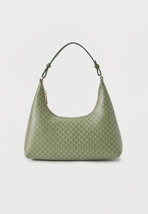 Žalia rankinė su blizgiu paviršiumi, geometriniu raštu, išlenktu rankena ir erdviu viršutiniu atidarymu.