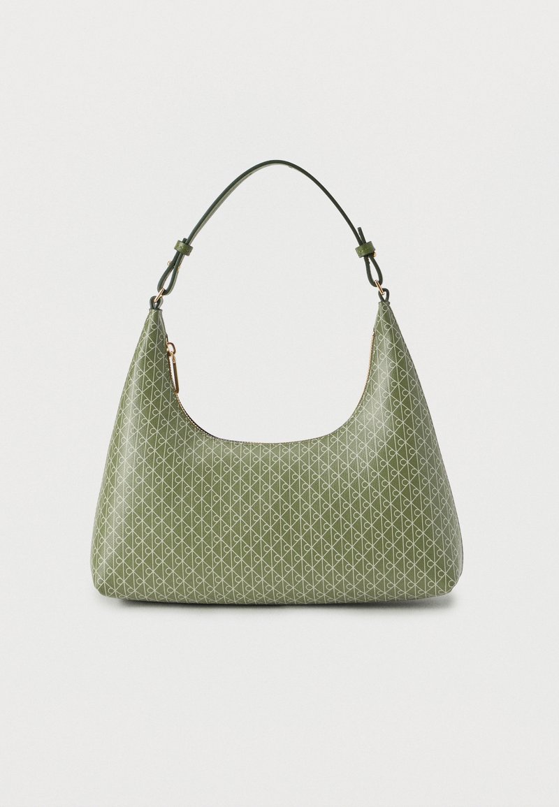 Πράσινη τσάντα χειρός με γυαλιστερό φινίρισμα, που διαθέτει γεωμετρικό σχέδιο, καμπυλωτή λαβή και ευρύχωρο άνοιγμα στο πάνω μέρος.