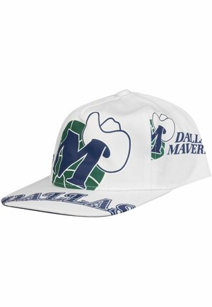 Biała czapka baseballowa z zielonym i niebieskim logo "M" oraz napisem "DALLAS MAVERICKS", z lekko zakrzywionym daszkiem i gładką fakturą materiału.