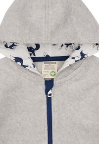 Grå hættefleece med marineblå lynlås, indvendig foring med marineblå rævemønster og økologisk bomuldsstørrelsesmærke 74/80.