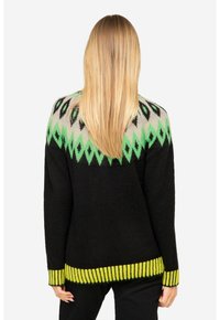 Schwarzer Pullover mit einem geometrischen Muster in Grün und Grau auf der Passe, mit einem gerippten Saum in Grün und Schwarz. Weicher, strukturierter Strickstoff.