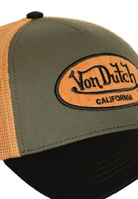 Cappello verde e arancione con visiera nera, caratterizzato da un logo ovale ricamato con la scritta "Von Dutch CALIFORNIA" sulla parte anteriore. Fianchi in rete.