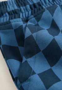 Unselected, blue checkerboard