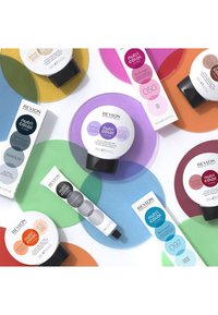 Crèmes Revlon Nutri Color 3-en-1 dans différents contenants ronds avec des couvercles noirs, entourées de cercles translucides colorés.
