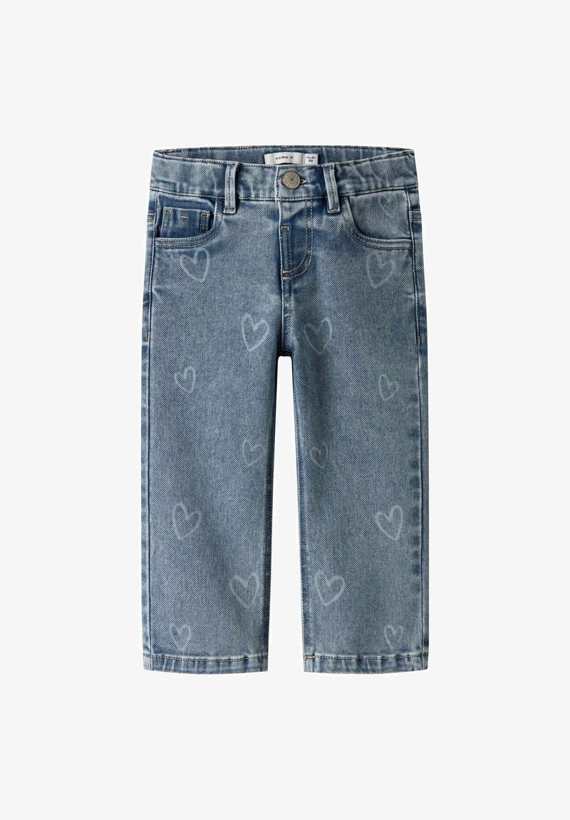 Jasnoniebieskie dziecięce jeansy z wyblakłymi białymi wzorami serc, zapinane na guziki, z szlufkami na pasek i przednimi kieszeniami, prezentowane na białym tle.
