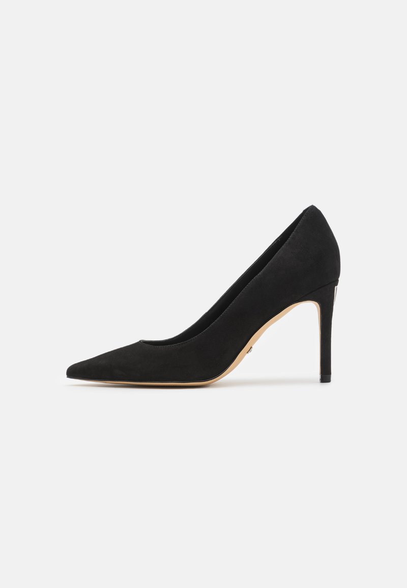 Décolleté nera in suede con punta affusolata e tacco sottile, caratterizzata da una superficie liscia e un design minimalista.