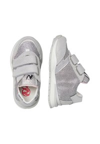 Scarpe da ginnastica argento con tomaia glitterata, due cinturini in velcro, punta rotonda e suola in gomma bianca. Presenta un logo rosa sulla soletta.