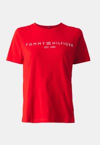 Rotes Baumwoll-T-Shirt mit kurzen Ärmeln, Rundhalsausschnitt und weißem "TOMMY HILFIGER EST. 1985" Logo auf der Brust. Glatte Textur.