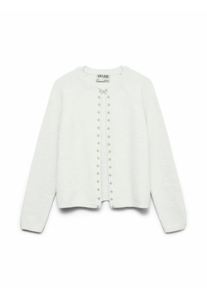 Cardigan blanc à manches longues avec encolure ronde, boutons en perles décorant l’ouverture frontale, et poignets et ourlet côtelés.