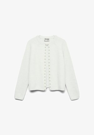 Cardigan blanc à manches longues avec encolure ronde, boutons en perles décorant l’ouverture frontale, et poignets et ourlet côtelés.