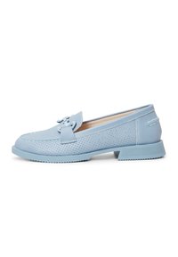 Lichtblauwe mocassin-stijl schoen met geperforeerde textuur, strikdetail op de bovenkant en een lage, stevige rubberen hak. Ontworpen voor comfort.