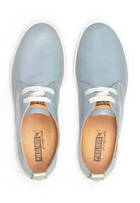 Zapatos de piel perforada de color azul claro con cordones blancos, una plantilla de piel natural y una suela de goma blanca. Logotipo en la plantilla.