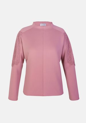 Roze blouse met een hoge halslijn, lange mouwen en kantaccenten op de schouders. Gemaakt van een gladde stof met een aansluitende pasvorm.
