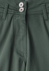 Pantalones de color verde oscuro con una textura suave, presentan dos botones plateados en la cintura, detalles cosidos y un diseño clásico de cinco bolsillos.