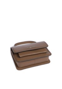 Borsa in pelle marrone strutturata, di forma rettangolare, con chiusura a patta e logo sulla parte anteriore. Presenta sezioni lisce e pannellate.