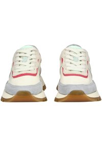 Tenisky s gumovou podešví. Svršek z bílé kůže, šedé semišové akcenty a růžové detaily. Kulatá špička, zavazování na tkaničky a texturovaná podešev.