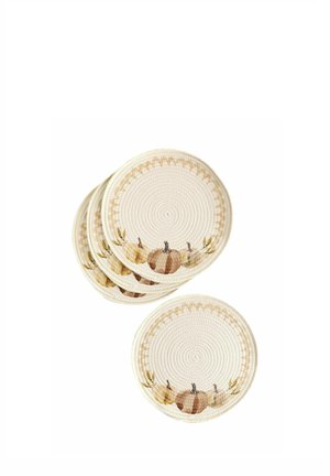 Sæt af runde vævede bordskånere med beige og brune græskar motiver og dekorativ kant, arrangeret med én adskilt fra stakken.