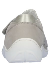 Graue Wildlederschuhe mit strukturiertem Rücken, metallischen Akzenten und einer weißen Gummisohle. Verfügt über einen Klettverschluss für einen sicheren Sitz.