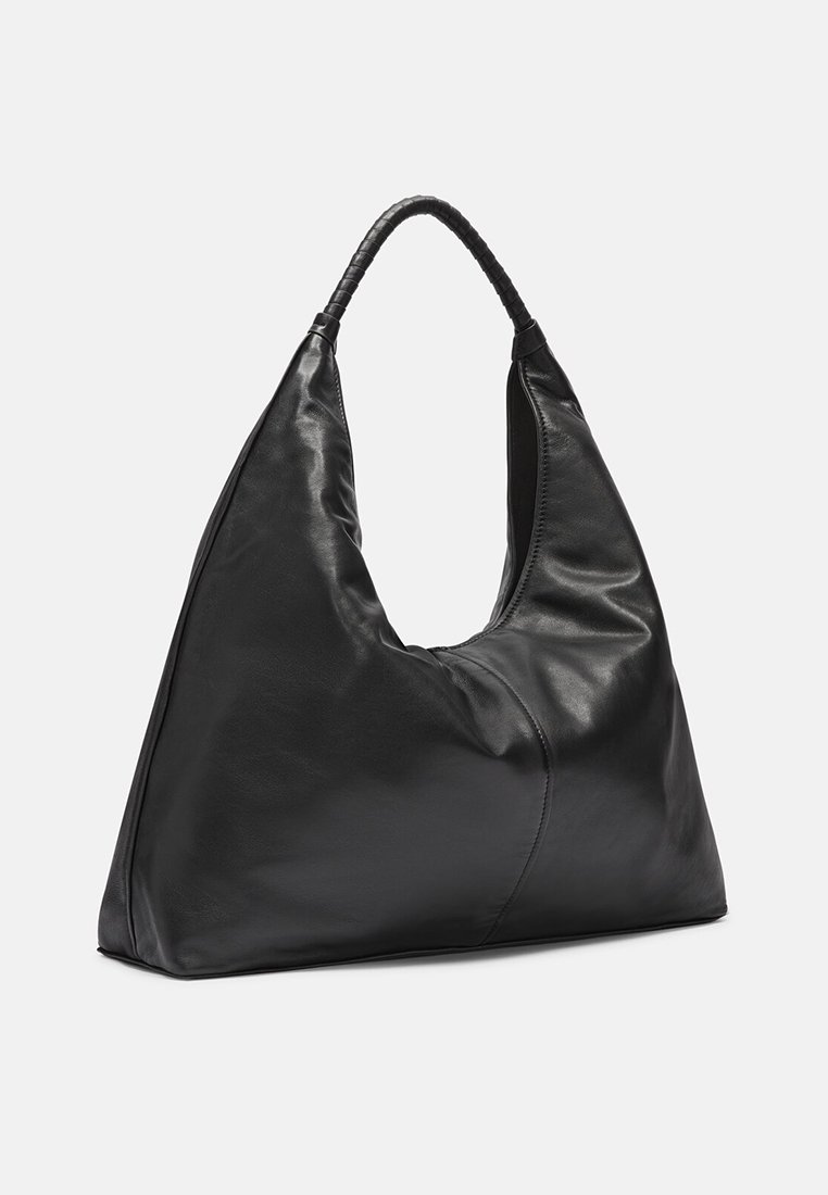 Schwarze Leder-Schultertasche mit dreieckiger Form, breitem offenen Oberteil und einem gebogenen Griff mit gewebter Textur. Minimalistisches Design.