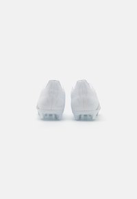 adidas Performance PREDATOR CLUB FXG - Botines de fútbol para terreno firme - footwear white/silver metallic