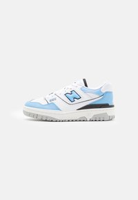 Białe i jasnoniebieskie sneakersy z teksturowaną cholewką, czarnymi akcentami i grubą szarym podeszwą. Oferują wyraziste niebieskie logo oraz perforowane detale.
