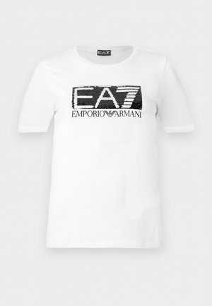 Tricou alb cu mâneci scurte, cu logo-ul "EA7" din paiete alb-negru și textul "Emporio Armani" sub acesta, pe piept.