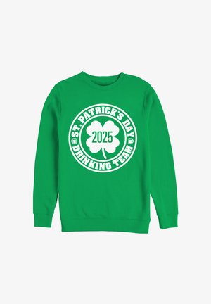 Sweatshirt vert avec un graphique circulaire blanc contenant un trèfle, texte "ÉQUIPE DE BOISSONS DU SAINT PATRICK 2025." Manches longues, col rond.
