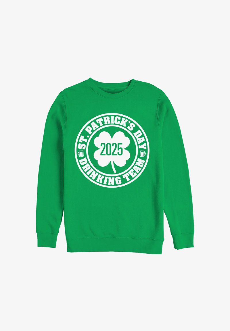 Sudadera verde con un gráfico circular blanco que presenta un trébol y el texto "EQUIPO DE BEBIDAS DEL DÍA DE SAN PATRICIO 2025". Mangas largas, cuello redondo.