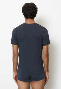 Herre t-shirt i mørkegrå med korte ærmer, lavet af blødt stof, med rund halsudskæring, enkelt design og en afslappet pasform, parret med matchende undertøj.