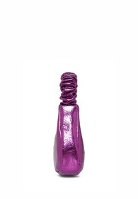 Borsa in metallo viola con forma strutturata, caratterizzata da un manico arricciato e una superficie liscia e lucida. Semplice, senza hardware visibile.