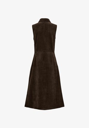 Mouwloze donkerbruin corduroy jurk met een aansluitende taille, kraag en uitlopende rok, gezien vanaf de achterkant op een witte achtergrond.