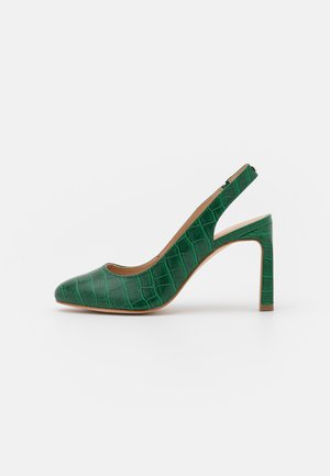 Slingback pump in pelle verde con stampa a coccodrillo, dalla punta affusolata e tacco a blocco alto, caratterizzato da un design traforato e una fodera interna liscia.