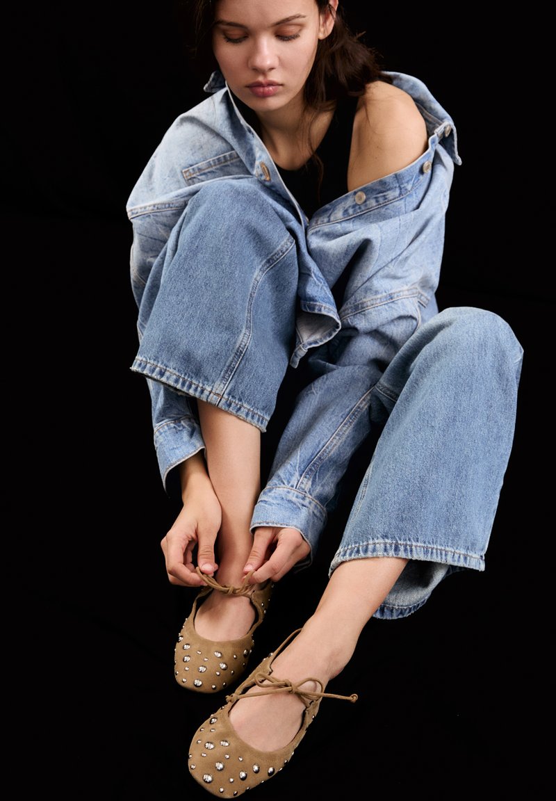 PULL&BEAR - STUDDED  - Klassischer Ballerina - brown, Vergrößern