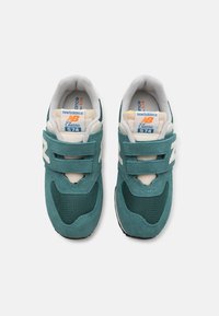 Teal semišové a síťované sneakers s uzavíráním na pásek, bílými akcenty a polstrovaným vnitřkem, se značkou "New Balance Classic 574".