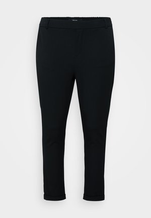 Calças pretas feitas de um tecido liso e elástico. Apresenta um corte slim, bainhas voltadas para cima e uma cintura plana com passantes para cinto.