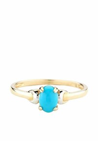 Anello in oro con una pietra ovale di turchese incastonata in un montaggio a quattro griffe, con accenti in argento su entrambi i lati e una finitura lucida.