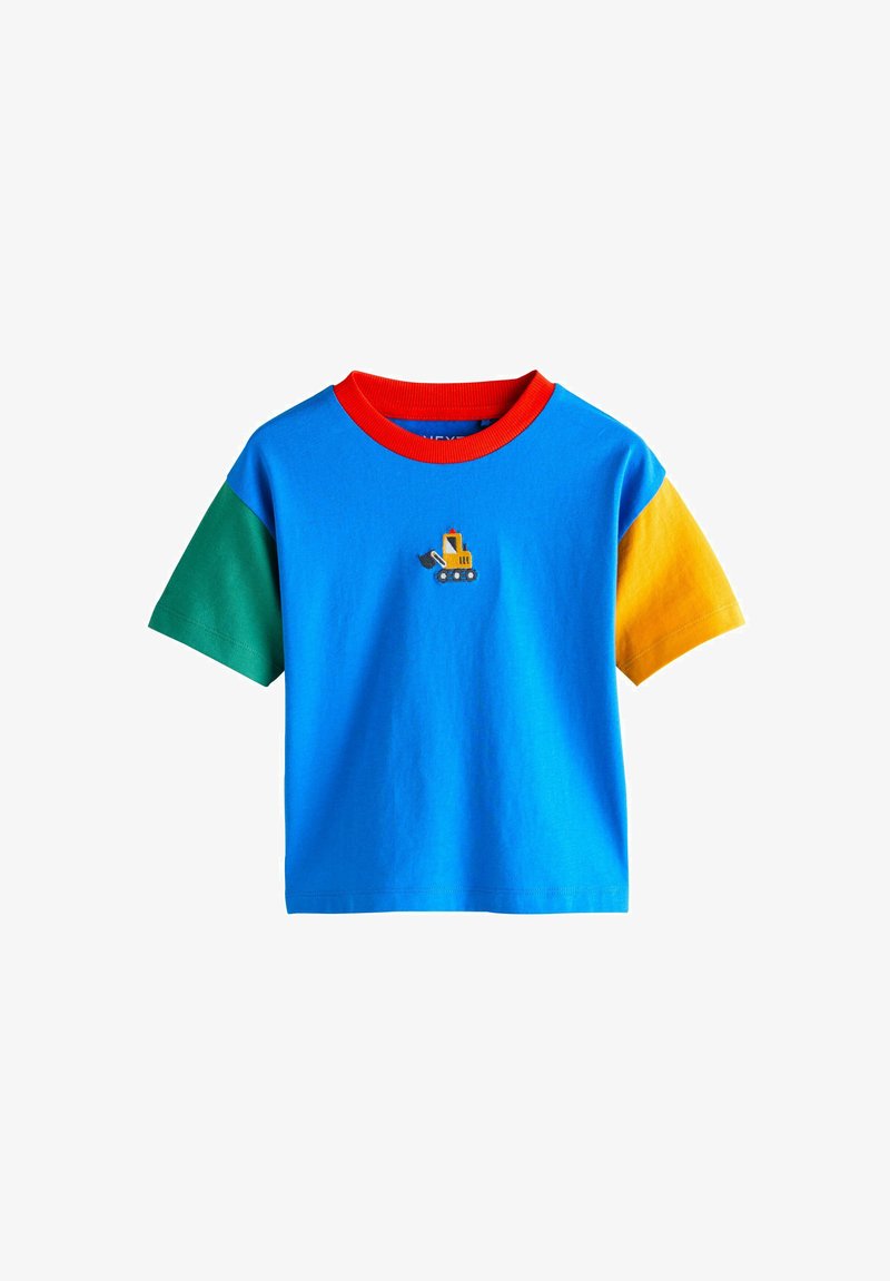 Camiseta de manga corta con cuerpo azul, cuello rojo, mangas verdes y amarillas, y con un excavador amarillo bordado en el frente.