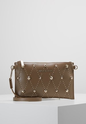 Pochette marron en similicuir avec motif en losanges, ornée de clous et d'un logo. Dispose d'une bandoulière amovible et d'une fermeture éclair.