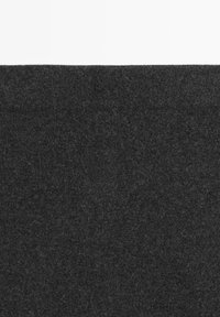 Tessuto a maglia grigio scuro con una sottile texture mélange, che copre tutta l'area visibile.